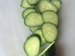 黄瓜洗干净，切薄片。