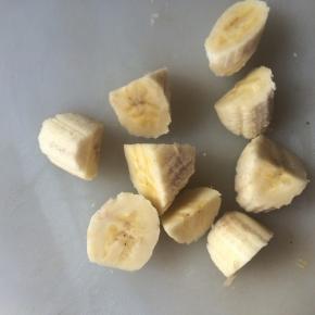 香蕉去皮切小块。