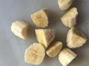 香蕉去皮切小块。