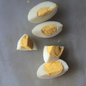 熟鸡蛋，切小块。