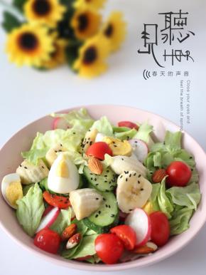混合所有食材，撒一些黑芝麻，挤适量沙拉酱即可食用。