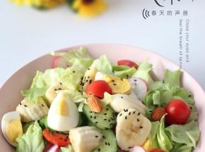 混合所有食材，撒一些黑芝麻，挤适量沙拉酱即可食用。