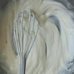 玉米油加入牛奶混合搅拌均匀，筛入低筋面粉搅拌均匀。