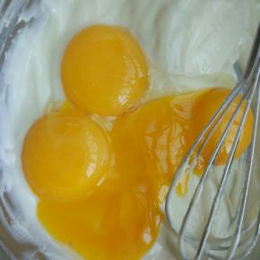 加入蛋黄搅拌均匀，注意手法，不要过度搅拌。