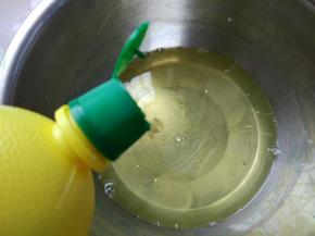 预热烤箱160℃10分钟。蛋白加入几滴柠檬汁，细砂糖分三次加入蛋白中，打发到湿性发泡的状态。