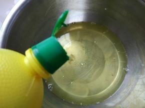 预热烤箱160℃10分钟。蛋白加入几滴柠檬汁，细砂糖分三次加入蛋白中，打发到湿性发泡的状态。