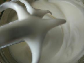 提起打蛋器形成小弯钩的倒三角。