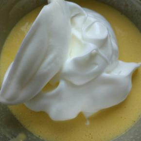 打发的蛋白分三次加入到蛋黄糊中，用翻拌的手法拌匀。