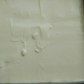 把面糊倒入28＊28的烤盘中，底部铺好油纸或者油布，160℃中层上下火烤25-30分钟。