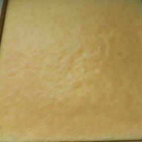 如果要正卷，出炉先不要倒扣，凉到手温就可以卷了。