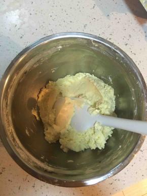 筛入低粉和盐，加入杏仁粉。切拌均匀