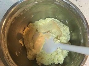 筛入低粉和盐，加入杏仁粉。切拌均匀