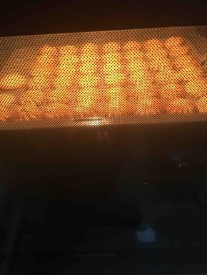 放入预热好180度的烤箱烘烤15到18分钟