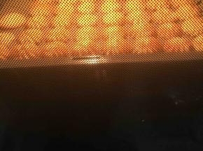 放入预热好180度的烤箱烘烤15到18分钟