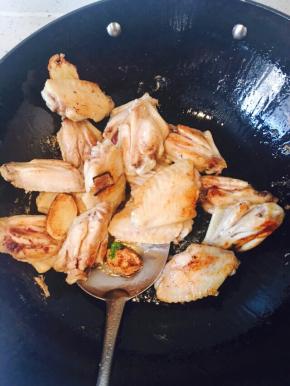 下入鸡翅翻炒