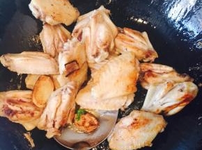 下入鸡翅翻炒
