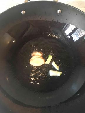 另起一锅，锅热后倒适量食用油，油热后放入葱姜炒香