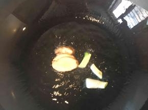 另起一锅，锅热后倒适量食用油，油热后放入葱姜炒香