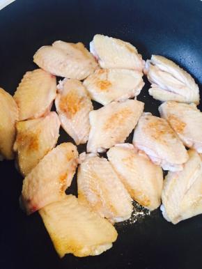 鸡翅洗净，背部划两刀，在平底锅两面煎黄