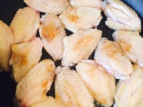 鸡翅洗净，背部划两刀，在平底锅两面煎黄