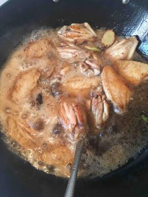 翻炒两分钟后倒入可乐，红酒，生抽，盐