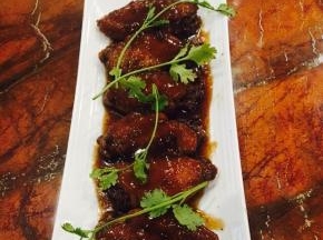 大火收汁，尝一下味道，不够可以再加盐或糖来调味。就可以出锅了