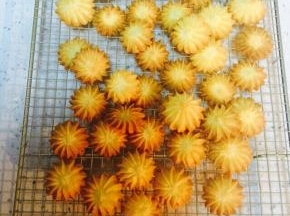 出炉后转移到晾网晾凉