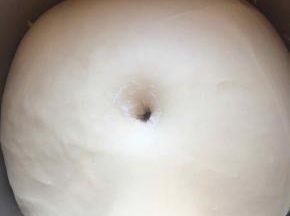 发到两倍大，用手指蘸粉戳孔不回缩不塌陷