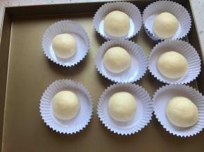 收口滚圆，放入烤盘