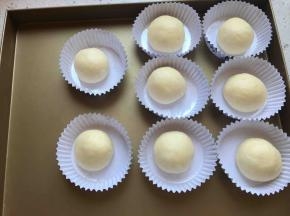 收口滚圆，放入烤盘