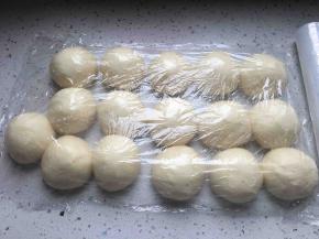 面团稍微排气，平均分成16份，滚圆松弛20分钟