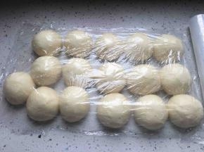 面团稍微排气，平均分成16份，滚圆松弛20分钟
