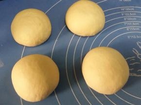 将面团均分四等份，分别排气，滚圆，盖上保鲜膜，松弛二十分钟；