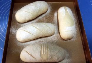 面团发酵至两倍大，表面撒高粉，割口。