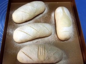 面团发酵至两倍大，表面撒高粉，割口。