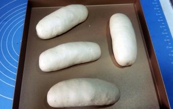 排放在烤盘上。盖上保鲜膜，放温暖处发酵。