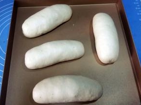 排放在烤盘上。盖上保鲜膜，放温暖处发酵。