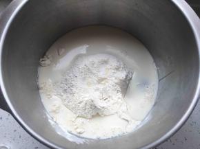 将主料中除了黄油和盐以外的所有材料放入盆中，揉到扩展阶段