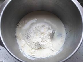 将主料中除了黄油和盐以外的所有材料放入盆中，揉到扩展阶段