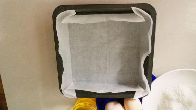 准备一个八寸的方形烤盘，在烤盘里垫上油纸