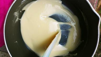 植物油倒入小奶锅中，加热至沸腾，即出现纹路时，迅速倒入过筛好的面粉并离火，用刮刀快速搅拌均匀，成顺滑的烫面糊，放一边让它降温，避免过烫倒入蛋黄里面将蛋黄烫熟