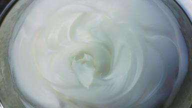 细砂糖分三次加入蛋白中大发，大发到湿性发泡，（提起打蛋器，蛋白挺立但是蛋白尖尖弯曲）