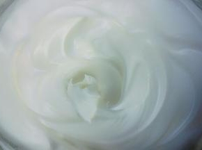 细砂糖分三次加入蛋白中大发，大发到湿性发泡，（提起打蛋器，蛋白挺立但是蛋白尖尖弯曲）