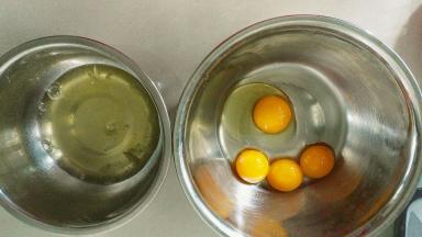 准备两个干净的盆，一个里面打入三个蛋清，另一个盆里打入一个全蛋加三个蛋黄