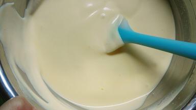 把打发好的蛋白分两次加入蛋黄面糊里面，用翻拌的手法将蛋白和蛋黄翻拌均匀，不要画圈圈，那样容易消泡。翻拌好的面糊，细腻有光泽，将面糊倒入之前准备好的八寸方模里面，轻轻震几下，震掉大气泡