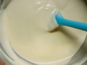 把打发好的蛋白分两次加入蛋黄面糊里面，用翻拌的手法将蛋白和蛋黄翻拌均匀，不要画圈圈，那样容易消泡。翻拌好的面糊，细腻有光泽，将面糊倒入之前准备好的八寸方模里面，轻轻震几下，震掉大气泡