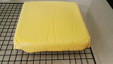 蛋糕烤好后，出炉震一下，倒扣在烤网上，等几分钟后脱模，切块就可食用了