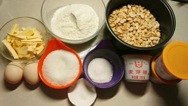 准备好所有的材料，花生提前烤好后去皮，然后放电饭锅里保温，你也可以放烤箱保温，这样到时候跟糖融合时比较容易（图中忘记拍水了）