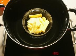 黄油坐热水里融化成水状，可以一直放热水里保温，水可以热点，到时候倒糖浆之前可以用这个锅来坐热蛋白，我的蛋白盆坐锅上是刚好的，锅只能大不能小