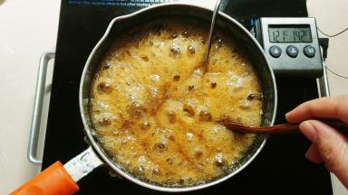 这个是糖浆121℃的状态，当糖浆升到125℃的样子就可以打发蛋白了